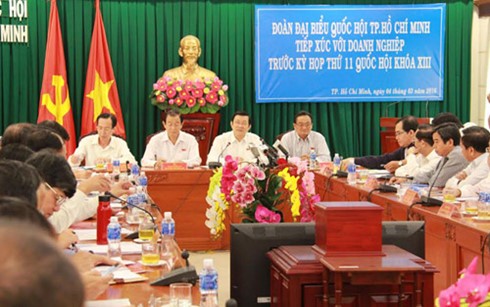 越南国家主席张晋创与胡志明市企业进行接触