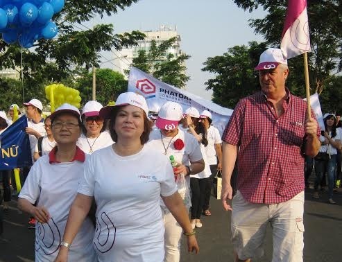 胡志明市：6000人参加为了妇女的发展步行活动