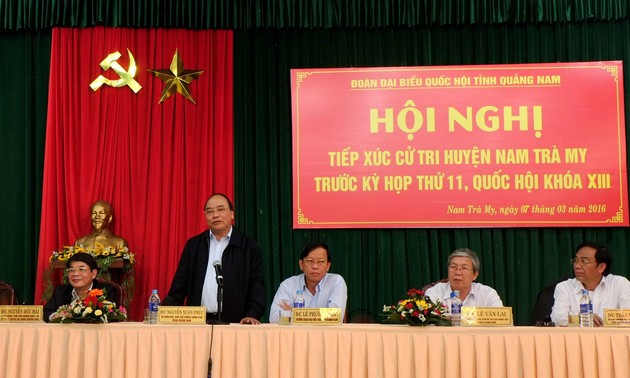 越南政府副总理阮春福与广南省选民接触