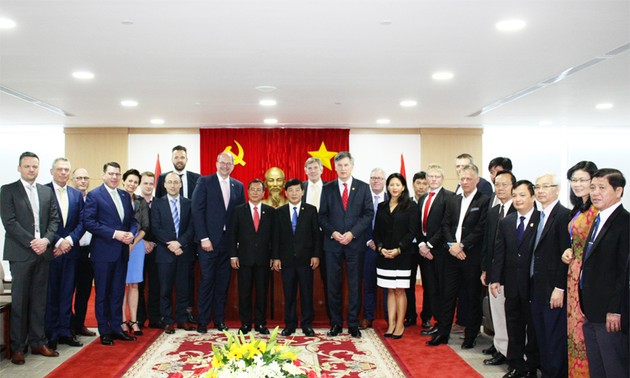 荷兰埃门市和霍赫芬市市长访问越南平阳省寻求投资机会