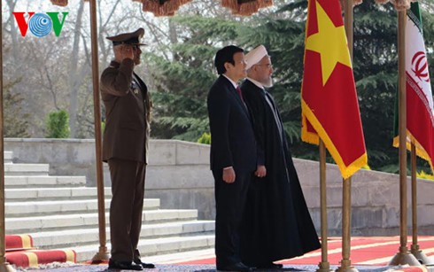 伊朗总统鲁哈尼主持仪式欢迎越南国家主席张晋创访伊