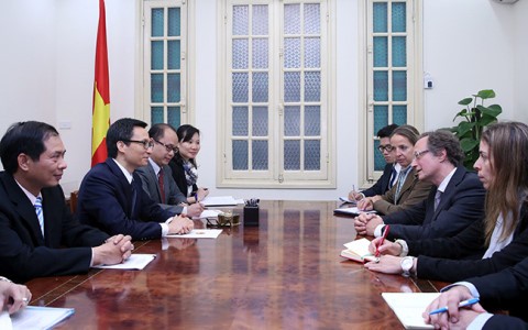 越南政府副总理武德担会见欧盟驻越代表团团长安格莱特大使
