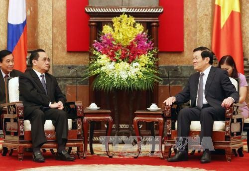 越南国家和政府领导人会见老挝总理通辛