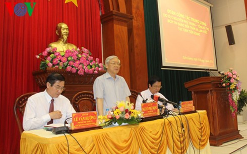 阮富仲与前江省政府主要领导干部举行工作座谈
