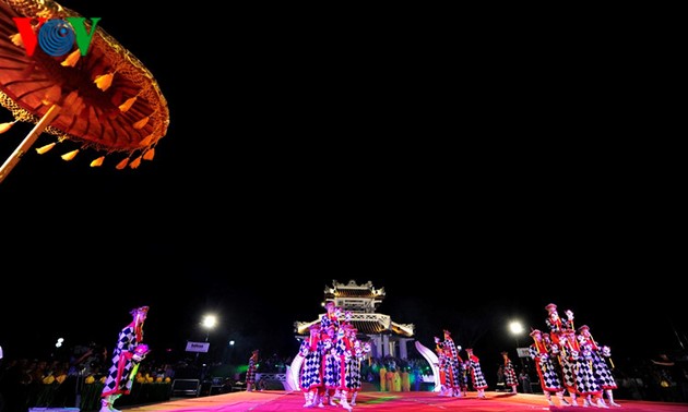  越南佛教教会首次在顺化艺术节举办广照灯节