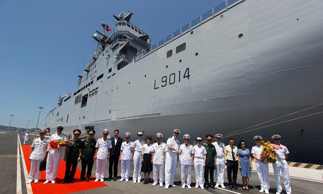 法国海军军舰对越南进行正式友好访问
