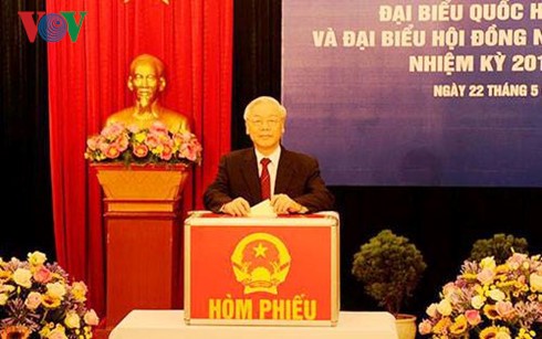 越南党和国家领导人参加国会和各级人民议会代表选举投票