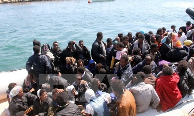 爱尔兰海军在地中海搭救数百名移民
