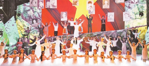“祖国永远铭记”艺术交流晚会在河内举行