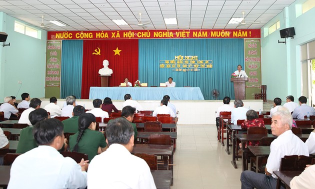 越南政府副总理张和平与隆安省选民接触