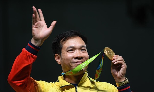 中国网友和媒体盛赞越南奥运首金英雄黄春荣