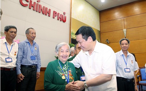 越南政府副总理王庭惠会见多农省为国立功者代表团
