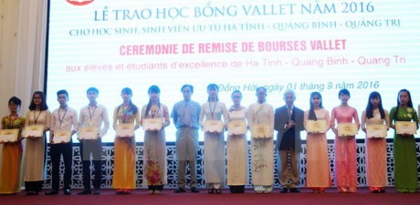  向越南中部三省优秀大中学生颁发Vallet奖学金