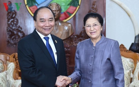 阮春福会见老挝党政领导人