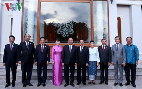 阮春福会见原老挝党政领导人
