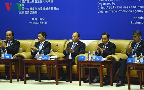 阮春福出席与中国企业CEO圆桌对话会