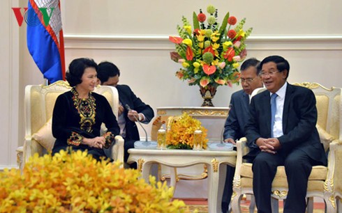 阮氏金银会见柬埔寨首相洪森