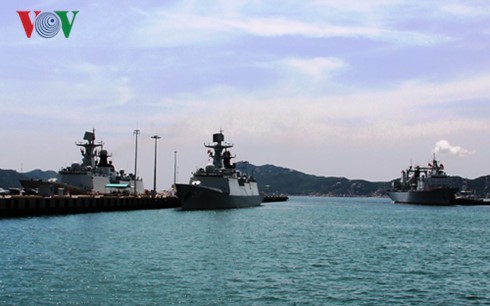 中国海军舰艇编队访问越南金兰国际港