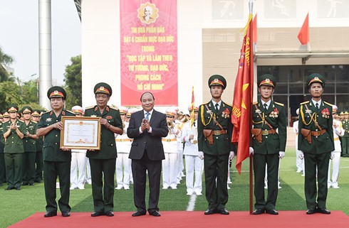 阮春福向越南人民军政治学院授予一级军功章
