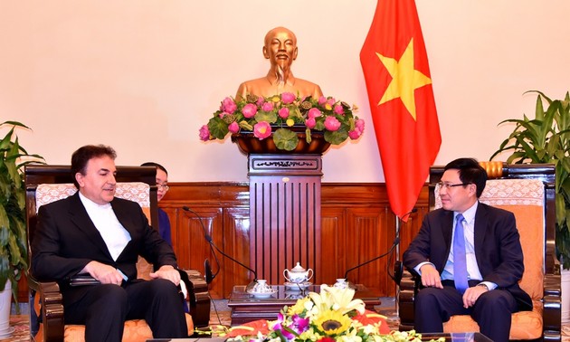 越南政府副总理兼外交部长范平明会见伊朗驻越大使萨利赫·艾迪比