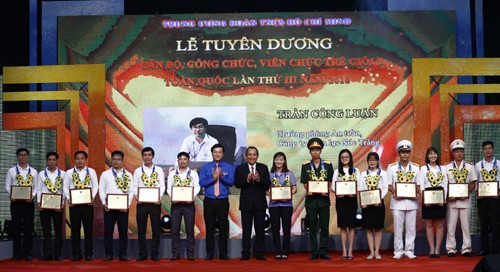 越南胡志明共青团中央向全国优秀青年干部颁奖