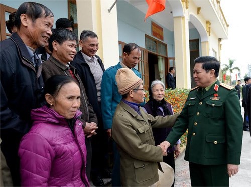 越南国防部长吴春历与河南省选民接触