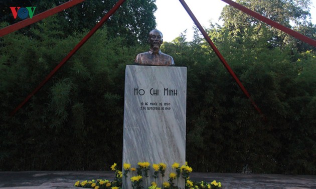 越南国会主席阮氏金银向胡志明塑像敬献花圈
