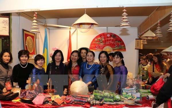 越南参加在乌克兰举行的年度慈善义卖活动