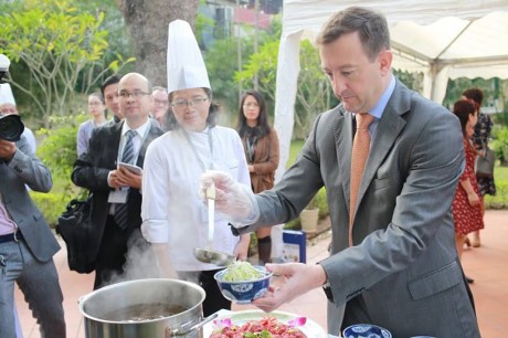 法国驻越大使贝特兰•洛尔拉里学做越南传统河粉
