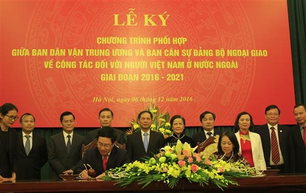2016-2021年阶段海外越南人工作配合计划签字仪式在河内举行