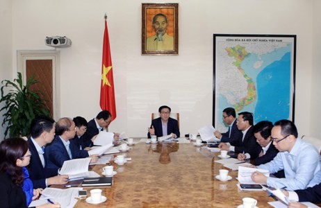 越南政府副总理王庭惠：及早完善关于国家所有权人在企业的代表机构的提案