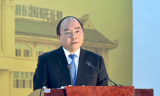 阮春福出席河内经营与科技大学成立20周年纪念会