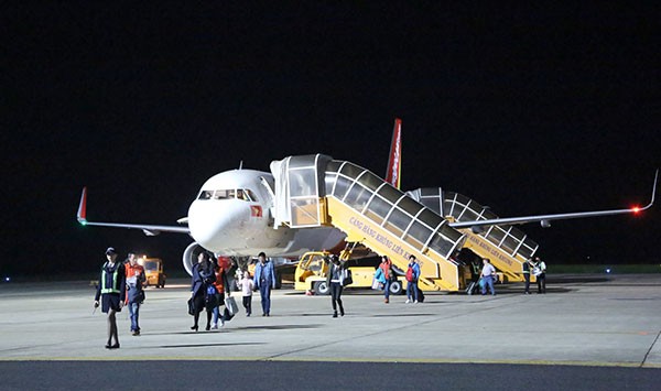中国武汉至越南林同省莲姜机场的首趟航班安全降落
