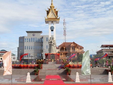 越柬友好塑像和独立台落成典礼在柬埔寨举行