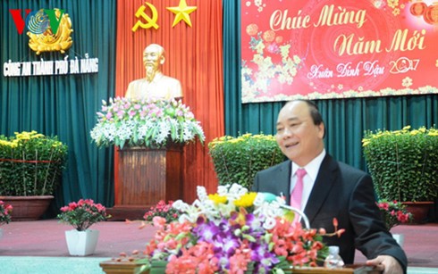 阮春福向岘港市市委、市政府、武装力量和全市人民拜年