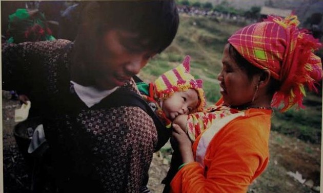 “越南家庭平等”图片展在河内举行