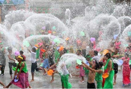老挝驻越大使馆举行泼水节活动
