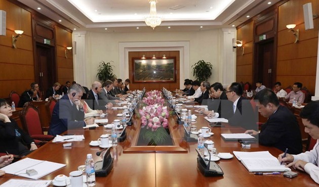 越共中央经济部部长阮文平会见越南欧洲商会医药工作小组代表团