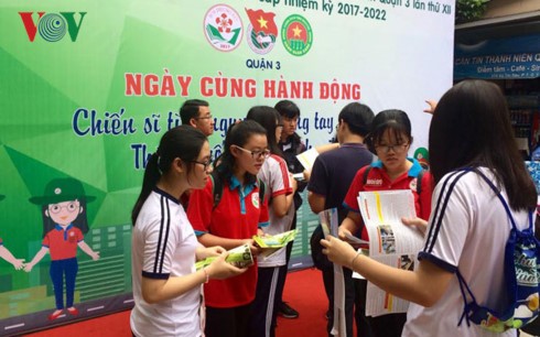 胡志明市团市委举行绿色行军夏季青年志愿者活动出征仪式