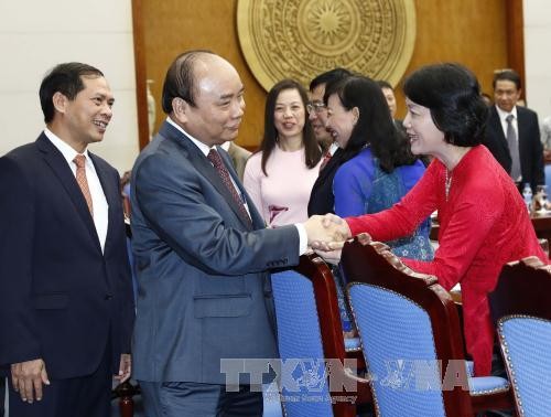 阮春福会见越南驻外大使和首席代表