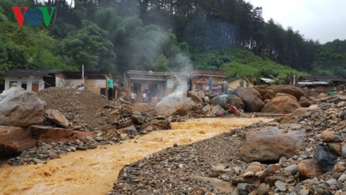 越南资源环境部部长陈红河亲赴安沛省和山萝省视察受灾情况