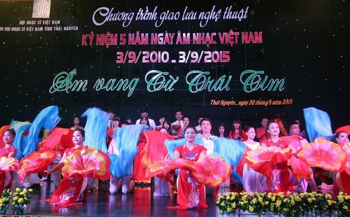 越南国内外继续举行活动庆祝国庆节