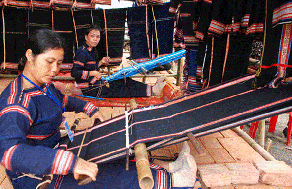 巴那族恢复和维护传统土锦布纺织业