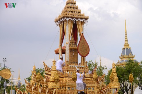 邓氏玉盛出席泰国已故国王拉玛九世普密蓬·阿杜德葬礼火化仪式