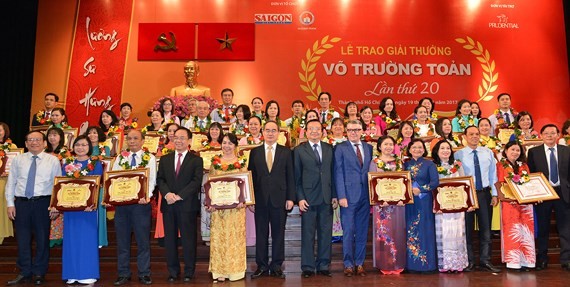越南全国各地举行教师节纪念活动
