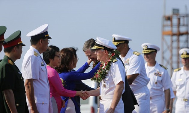 美国海军舰艇编队继续在岘港市的交流活动