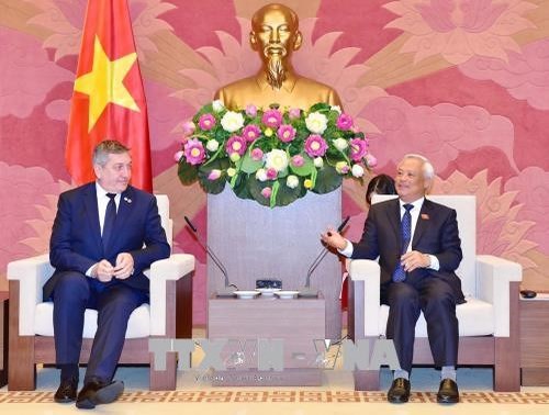 汪朱刘会见罗马尼亚-越南友好议员小组和美国-东盟商务委员会代表团