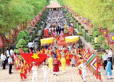 前往雄王庙的游客特别是越侨数量日益增多  