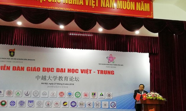 第一届越中大学教育论坛暨中国教育展在河内举行