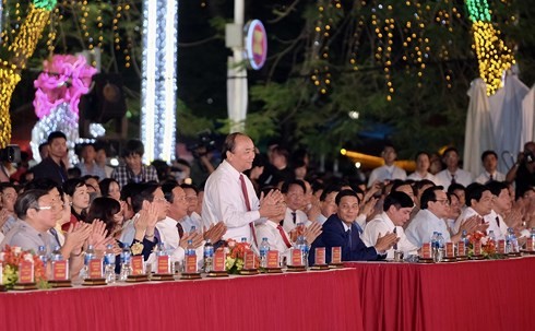 阮春福出席2018年凤凰花节开幕式